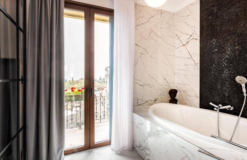 San Pietro in Cariano Hotel | 80 m² Hotel ∙ 6 guests