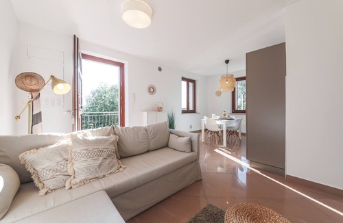 Sommacampagna Apartment | Apartment 'Glicine' with Shared Garden, Wi-Fi and Air Conditioning