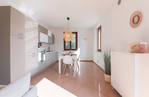 Sommacampagna Apartment | Apartment 'Orchidea' with Private Terrace, Wi-Fi and Air Conditioning