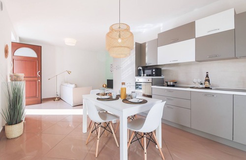 Sommacampagna Apartment | Apartment 'Orchidea' with Private Terrace, Wi-Fi and Air Conditioning