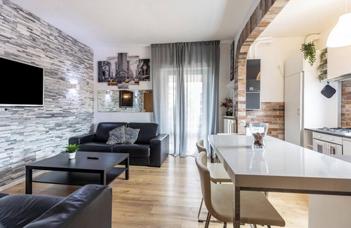 Borgo Venezia Apartment | Apartment "Queen East Verona" with Mountain View, air conditioning, Wi-Fi & Balcony