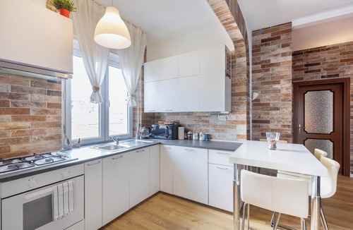 Borgo Venezia Apartment | Apartment "Queen East Verona" with Mountain View, air conditioning, Wi-Fi & Balcony