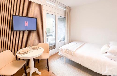 Muralto Apartment | Bright Tiny Studio - Shared Pool & Sauna - Free Parking - Air condition