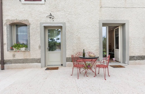 Sona Apartment | Holiday Apartment "Agriturismo Tenuta Corte Tese 2" with Shared Garden & Wi-Fi