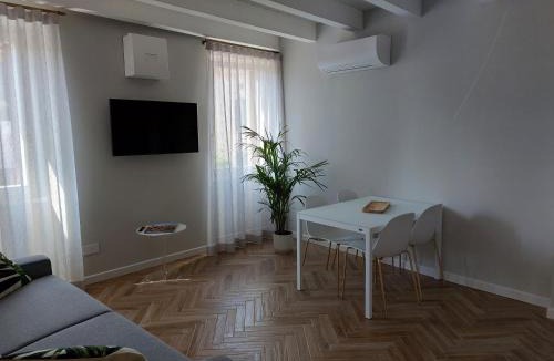 San Zeno Apartment | HomeThirtyFour