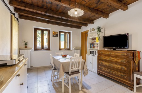 Sant'Ambrogio di Valpolicella Apartment | Apartment "Casa Dal Vecio Carli" with Balcony, Garden & Wi-Fi