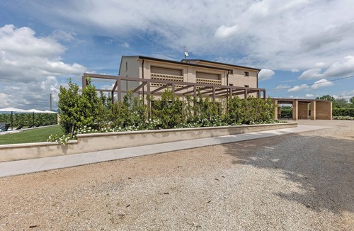 Sona Apartment | Room 'Agr Casa Pezzo Camera Tripla 2' with Shared Pool, Wi-Fi and Air Conditioning