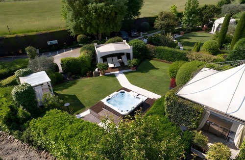 Sommacampagna Apartment | Room 'Casino Di Caccia 1' with Shared Pool, Wi-Fi and Air Conditioning