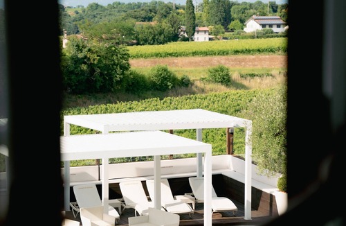 Sommacampagna Apartment | Room 'Casino Di Caccia 3' with Shared Pool, Wi-Fi and Air Conditioning