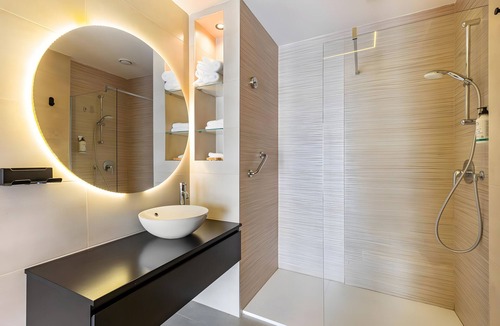 Dossobuono Apartment | Room 'Shakespeare' with Wi-Fi and Air Conditioning
