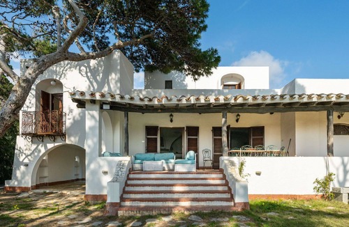 Campulongu Villa | Stunning private villa for 12 guests with WIFI, A/C, TV, terrace and pets allowed