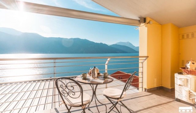 Apartment located on the fourth floor (served by elevator from the garage) of a building facing the lake.The apartment enjoys a 180 degree view of the wonderful Lake Como.The position allows you to enjoy a unique view and feel like you are on the water's