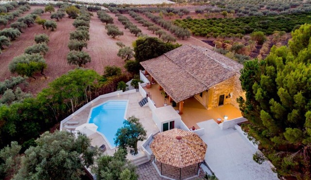 Beautiful private villa for 10 guests with WIFI, A/C, private pool, TV, patio and pets allowed