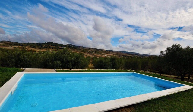 Beautiful private villa for 8 guests with private pool, hot tub, WIFI, A/C, TV and terrace