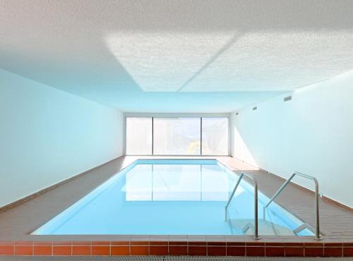 Bright Tiny Studio - Shared Pool & Sauna - Free Parking - Air condition